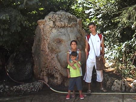 moi  et ma ptit  sara et   adam acoutè de lion a ifran ...
